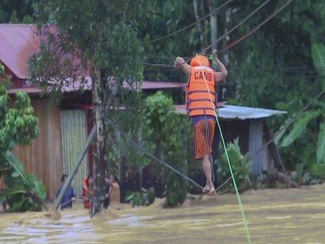 Clip: Thót tim cảnh giải cứu 9 người dân giữa dòng nước dữ ở Quảng Nam