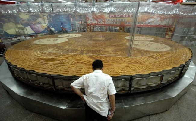 Chiếc bánh Trung thu khổng lồ này có trọng lượng nặng tới 13 tấn và đường kính là 8,1m.

