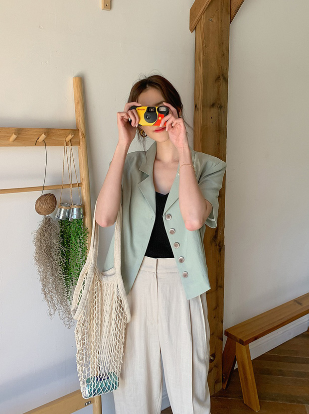 Gam màu xanh mint được dự đoán là sẽ soán ngôi trendy trong năm 2021 sắp tới. Không sai khi nhận định blazer là item thanh lịch, sang chảnh và dễ dàng biến hóa đa dạng phong cách thời trang nhất.