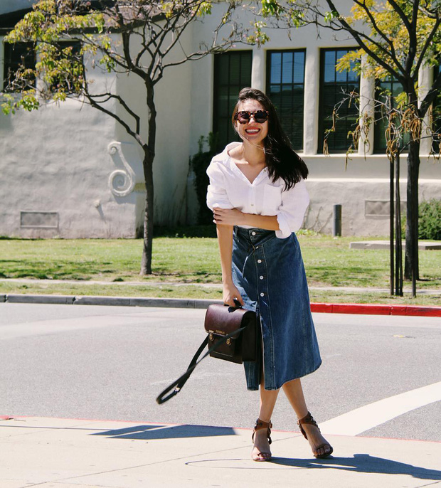 Bộ đôi áo sơ mi và chân váy luôn được xem là “cặp bài trùng” hoàn hảo cho phái đẹp mỗi khi đi tới những môi trường lịch sự như công sở. Song, các nàng hoàn toàn có thể phá cách bằng một chiếc chân váy denim dáng dài, mix and match cùng giày cao gót, túi xách và kính mát thời thượng.