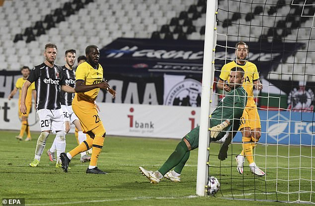 Ndombele ghi bàn ấn định chiến thắng cho Tottenham