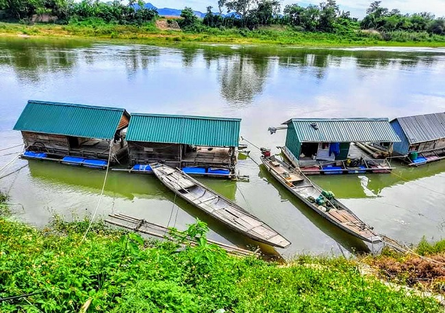 &nbsp;Mô hình nuôi cá lồng trên sông Lam tạo công ăn việc làm ổn định cho hàng chục hộ dân nghèo.