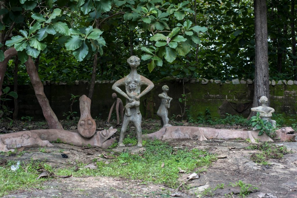 Những bức tượng cổ trong rừng thiêng Osun Osogbo – nơi được cho là cai quản bởi nữ thần Osun (ảnh: Daily Mail)