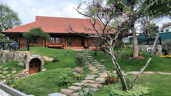 Được biết, nhà vườn của nghệ sĩ Xuân Bắc được xây dựng tại Hà Nội trong thời gian khá dài. Căn nhà như một thế giới riêng tách biệt với nhịp sống tấp nập của đô thị, không gian thoáng đãng hòa mình với thiên nhiên.