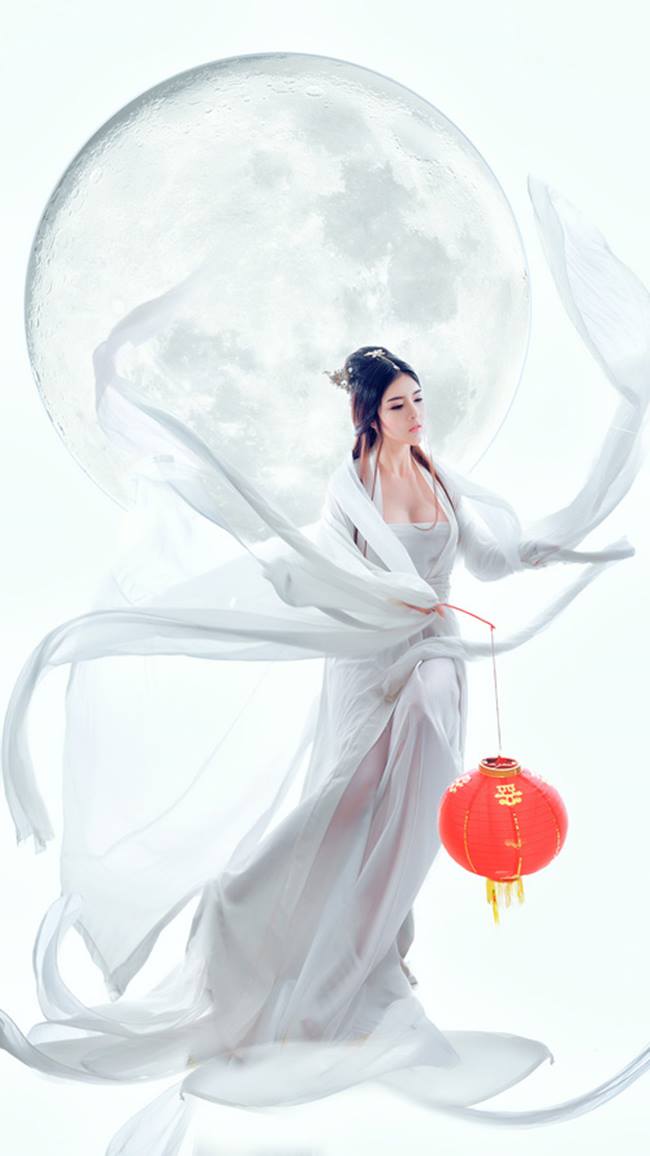Kelly Nguyễn từng hóa thân chị Hằng Nga với trang phục trắng muốt. 
