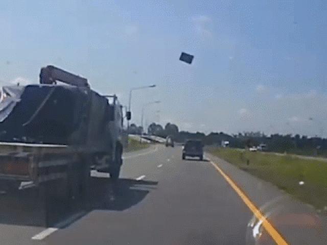 Media - Cửa xe tải rơi trên cao tốc xuyên thủng kính xe phía sau