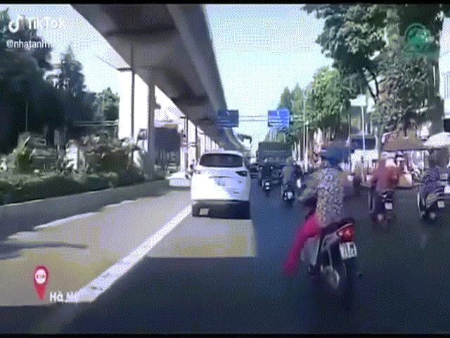 Phi thường - kỳ quặc - Video: "Ninja" quần hồng xin đường bằng động tác lạ, ai cũng hoang mang