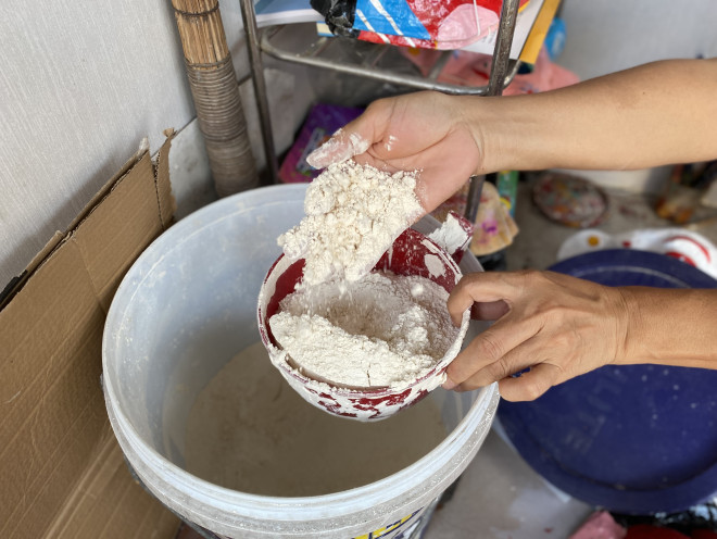 Keo bồi giấy do tự tay bà Lan nấu từ bột sắn