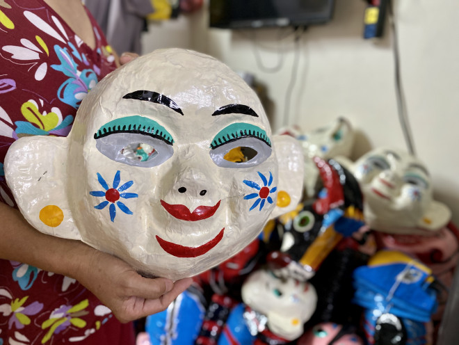 Mặt nạ giấy bồi hoàn chỉnh có giá từ 30.000 đồng/ chiếc, cao nhất là 100.000 đồng/ chiếc loại to trùm đầu