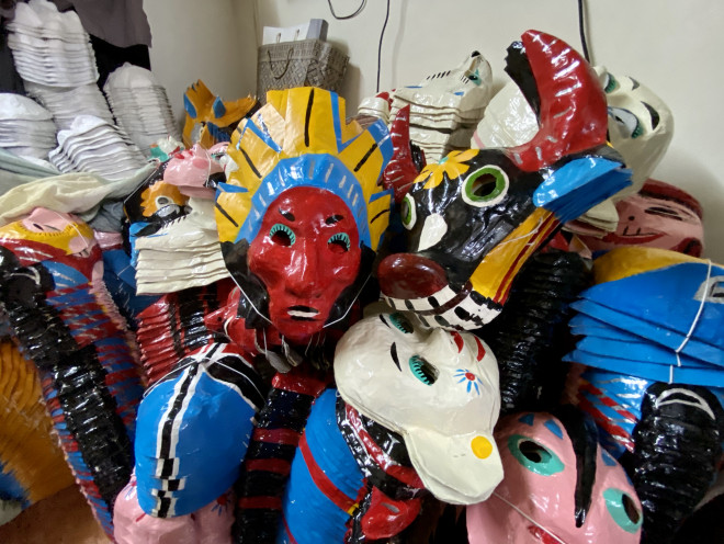 Những năm gần đây, mặt nạ giấy bồi nhiều phen lao đao vì đồ chơi hiện đại du nhập