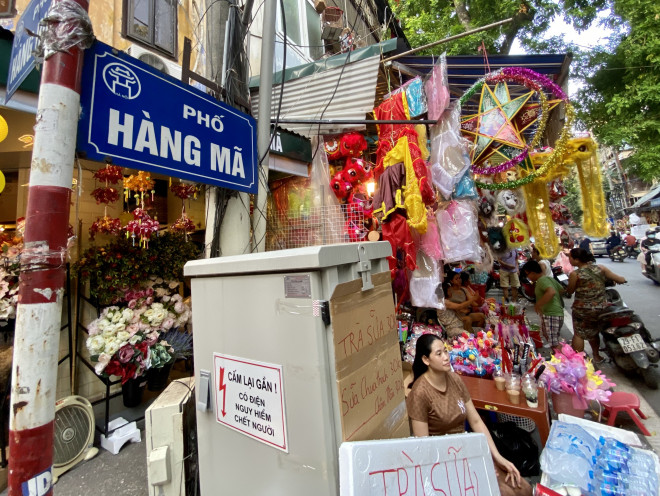Ghi nhận tại phố Hàng Mã, thủ phủ đồ chơi, đồ trang trí trung thu tại Hà Nội, do còn 2 tuần nữa mới trung thu nên lượng khách tìm đến với nhu cầu mua sắm hiện chưa nhiều, phần đông là các bạn trẻ tới chụp ảnh, check-in
