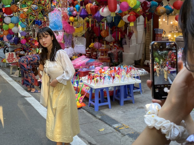 Thị trường - Tiêu dùng - Xem nhiều mua ít, tiểu thương phố Hàng Mã thu "phí chụp ảnh" để bù lỗ