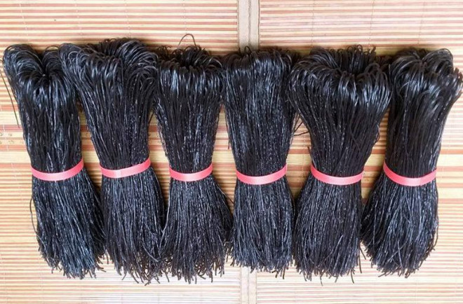 Miến dong đen sợi to hơn hẳn so với các loại miến khác bởi vì được làm thủ công bằng cách đổ khuôn rồi ép ra phên, phơi trên phên nứa, còn các loại miến thông thường thì hay tráng mỏng - cắt như phở.