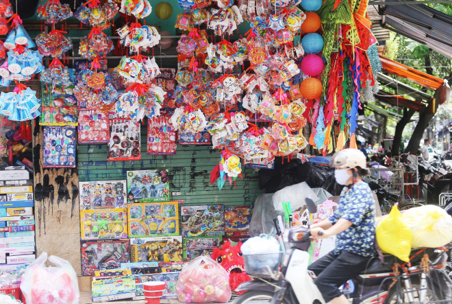 Các hoạt động mua bán, vui chơi Trung thu 2020 không còn nhộn nhịp như nhiều năm trước. Ảnh: Lê Bảo