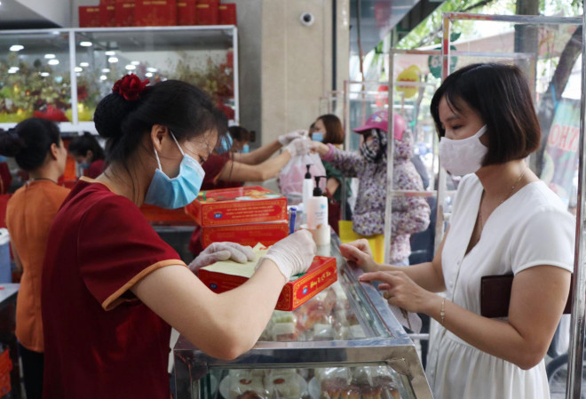 Bánh Trung thu là mặt hàng không thể thiếu nhưng sức mua giảm sút mạnh vào dịp này.
