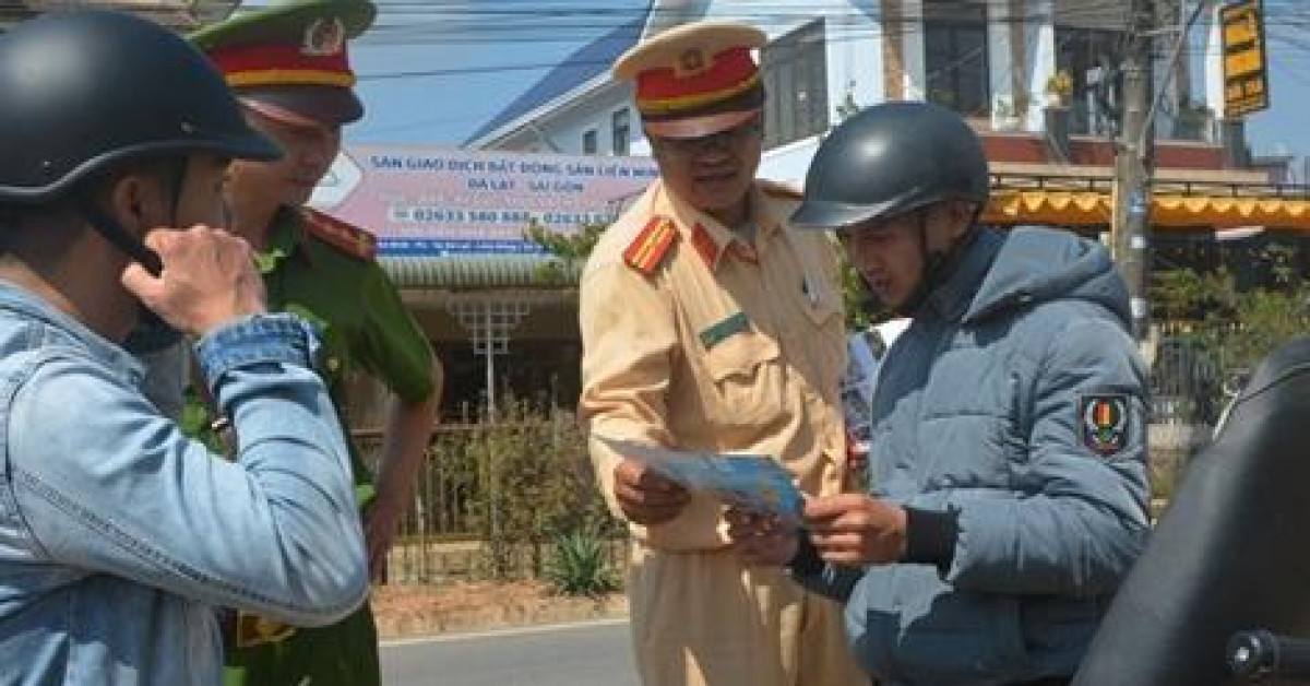 Tin tức trong ngày - Uống rượu còn đi ô tô hai người bị phạt 34 triệu đồng