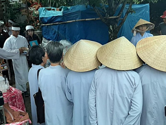 Hàng xóm đến rất đông để lo hậu sự cho bà cụ