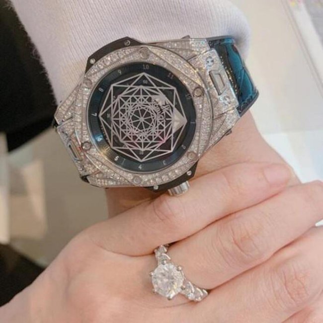 Vào dịp kỷ niệm 2 năm ngày cưới, Trấn Thành mạnh tay mua tặng Hari Won nhẫn kim cương đắt đỏ, được định giá lên tới 1 tỷ đồng.
