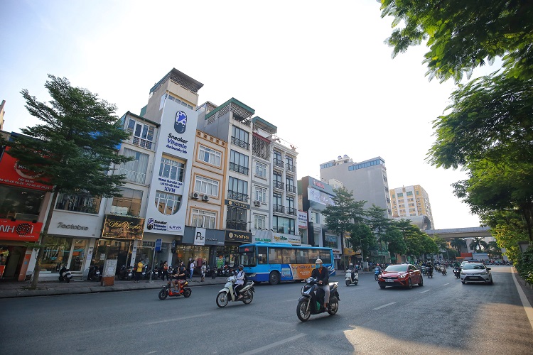 Đường Ô Chợ Dừa (Đống Đa) đứng thứ 4 với mức giá 1,4 tỉ đồng/m2 mặt đường. Hoàn thiện năm 2014, con đường này cũng từng được mệnh danh là đường “đắt nhất hành tinh” ở Hà Nội.
