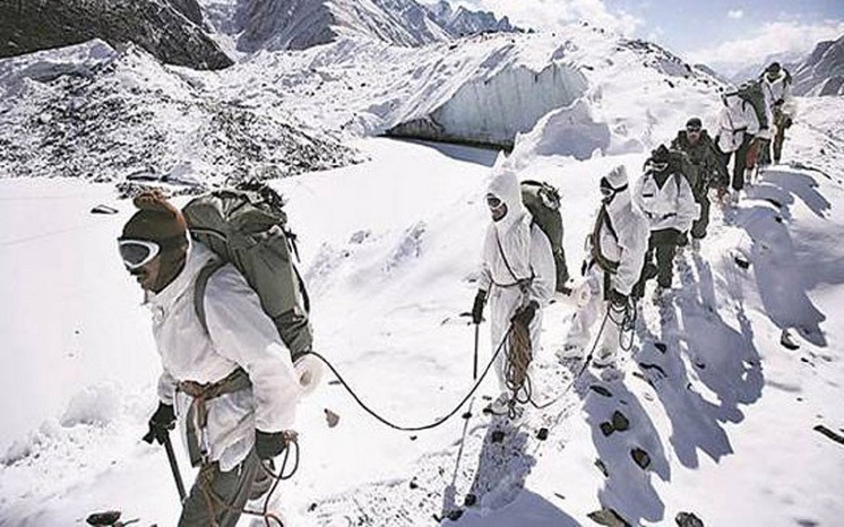 Binh sĩ Ấn Độ tuần tra trên núi tuyết (ảnh: India Today)