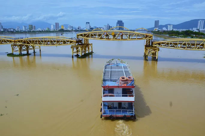 Cầu Nguyễn Văn Trỗi nâng 1 nhịp để tàu thuyền trở lại cửa sông sau thời gian trú bão số 5