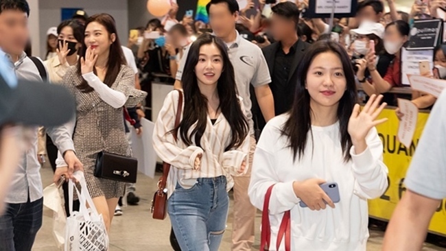 Cuối tháng 4.2019, nhóm nhạc nữ nổi tiếng nhà SM - Red Velvet gây náo loạn sân bay Tân Sơn Nhất trong biển người hâm mộ.

