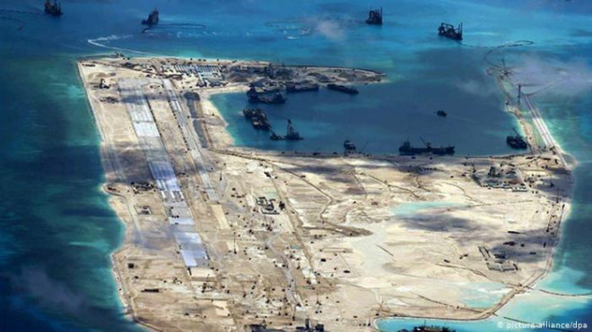Trung Quốc xây đảo nhân tạo phi pháp ở biển Đông. Ảnh: DPA