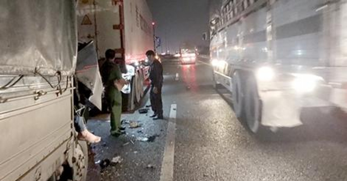 Tin tức trong ngày - Xe tải tông xe đầu kéo trên cao tốc, 2 người tử vong