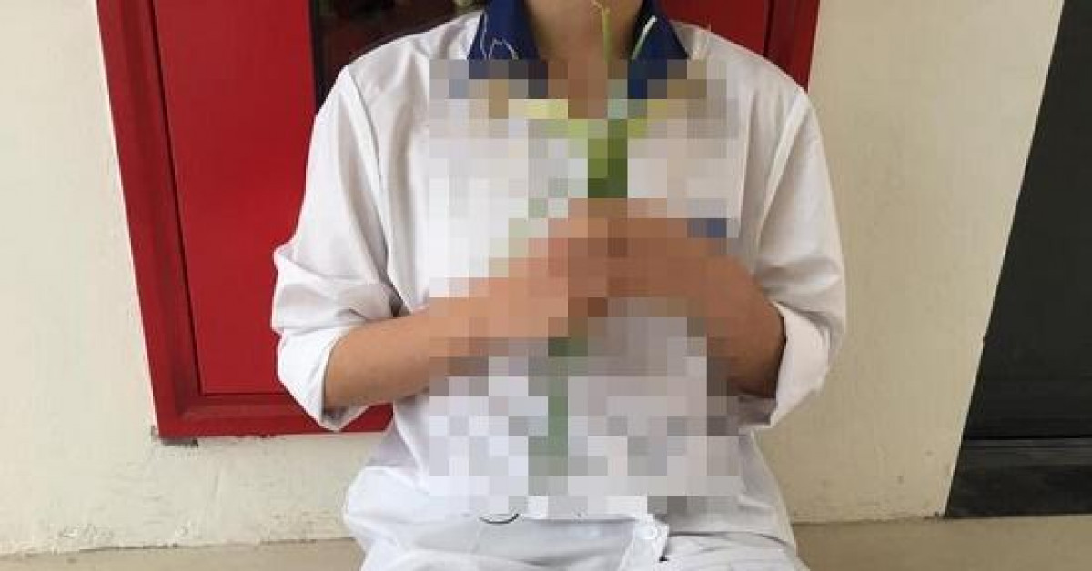 Giáo dục - du học - Làm theo câu tục ngữ, nữ sinh học bài cầm theo thứ quen thuộc này khiến nhiều người ngỡ ngàng