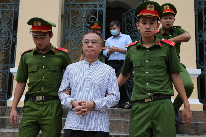 Bị cáo Nguyễn Thành Tài ra xe dẫn giải sau khi HĐXX tuyên bố kết thức phiên tòa (Ảnh: Hoàng Triều)
