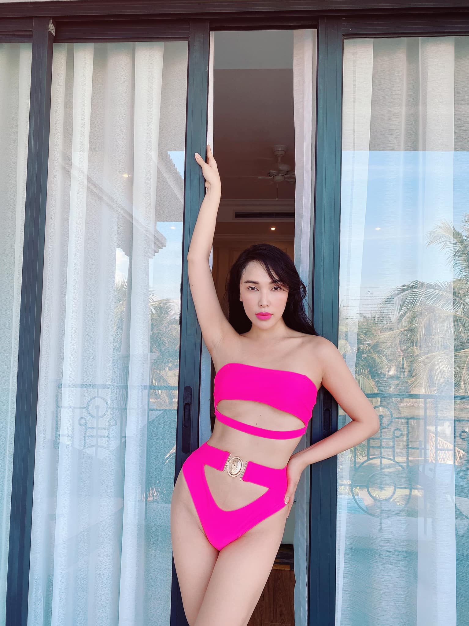 Người đẹp đại gia của làng mẫu Việt mặc monokini xẻ tứ bề - 4