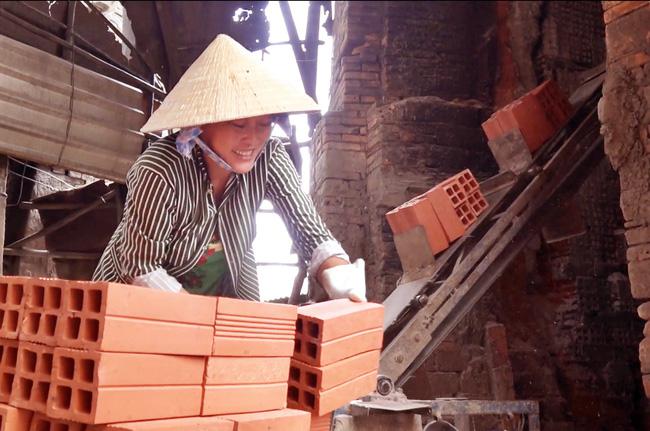 Các nữ phu gạch nhọc nhằn bên các lò gạch. Ảnh: Mai Anh