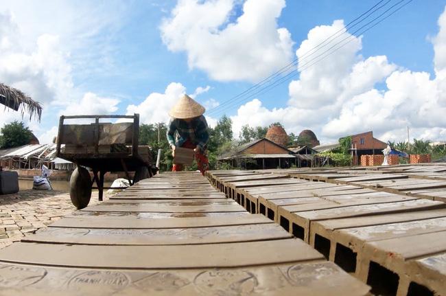 Dù ở bất cứ công đoạn nào, nhưng khi bắt tay vào việc thì các chị chẳng thua gì các chú, các anh. Ảnh: Mai Anh