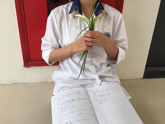 Nữ sinh cầm theo hành lá học bài khiến nhiều người ngỡ ngàng. 