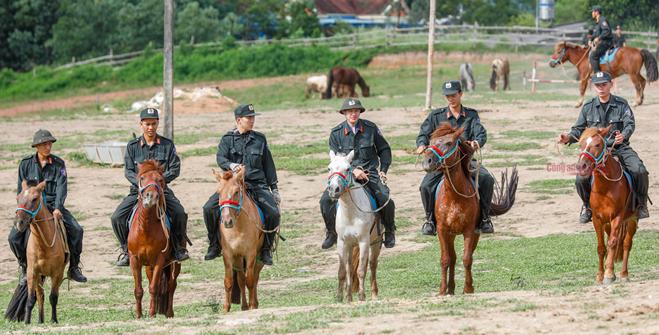 Hàng ngày, các chiến sĩ sẽ phải dậy trước khi mặt trời mọc cho ngựa ăn, chuẩn bị yên cương và đưa ra thao trường huấn luyện. Vào mùa hè các anh sẽ tranh thủ tập thật sớm để tránh nắng nóng.