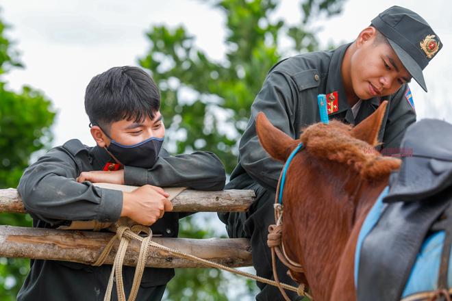 Đa số các chiến sĩ ở đây đều rất trẻ, người trẻ nhất mới chỉ 20 tuổi nhưng đều rất yêu động vật. Đó là tiêu chí đầu tiên khi tuyển quân lên "chăn ngựa".