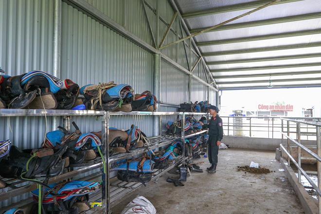 Yên cương cho ngựa được sắp xếp gọn gàng ngay trong chuồng, mỗi bộ được dánh dấu tên của chiến sĩ huấn luyện. 