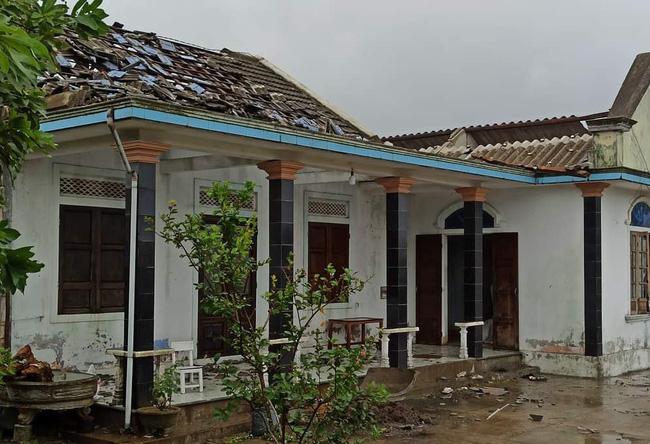 Nhà cửa người dân hư hại do bão số 5 tại Huế.