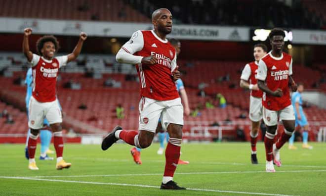 Lacazette tận dụng thành công quả tạt của Aubameyang để mở tỷ số cho Arsenal