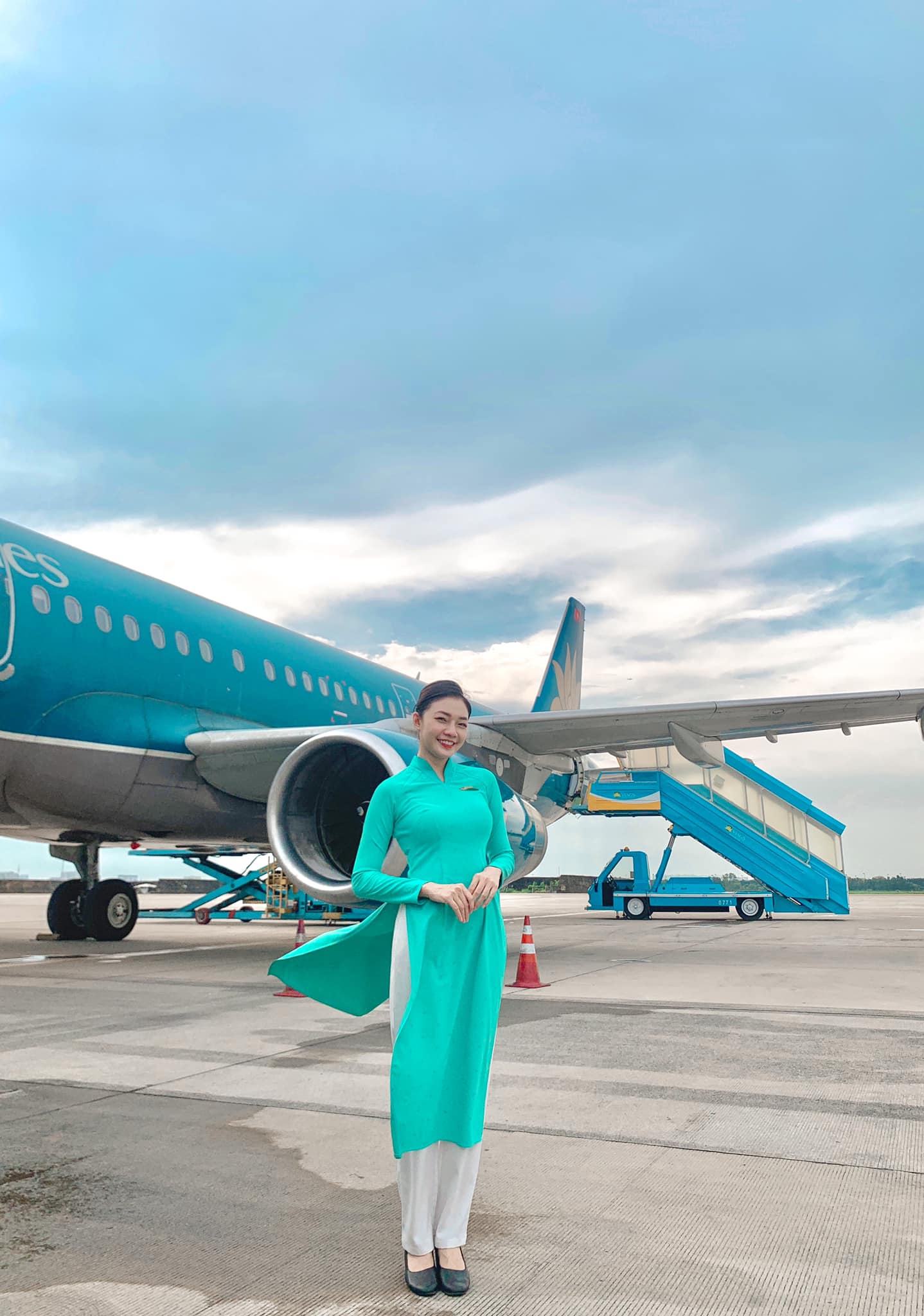 Dương Thu Thảo xinh đẹp trong đồng phục ngành tiếp viên hàng không.