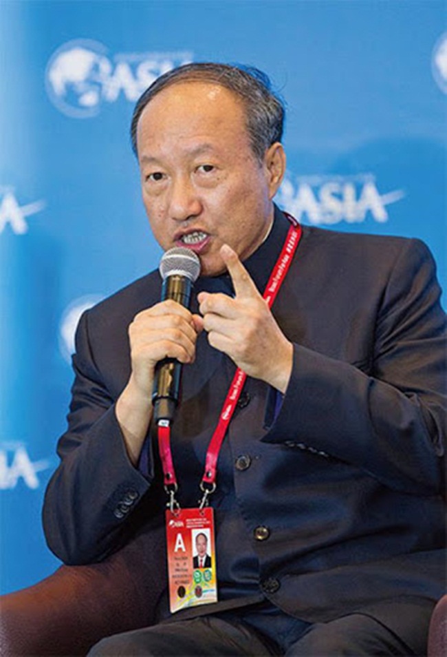 Trần Phong sinh năm 1953 tại Hoắc Châu, tỉnh Sơn Tây và lớn lên ở Bắc Kinh. Ông từng học về quản lý vận tải hàng không ở Đức. 
