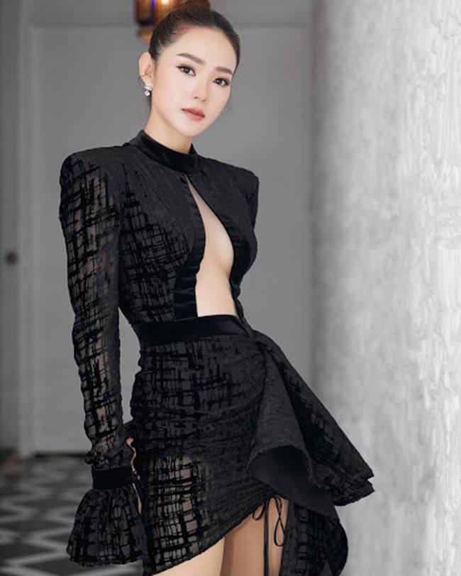 Thiết kế váy áo khoét chân ngực rất thịnh hàng, được loạt mỹ nhân Việt lăng xê. 
