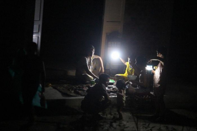 Cảnh chong đèn ăn cơm tối tối 20/9 của người dân bên QL1 qua huyện Phong Điền, Thừa Thiên - Huế