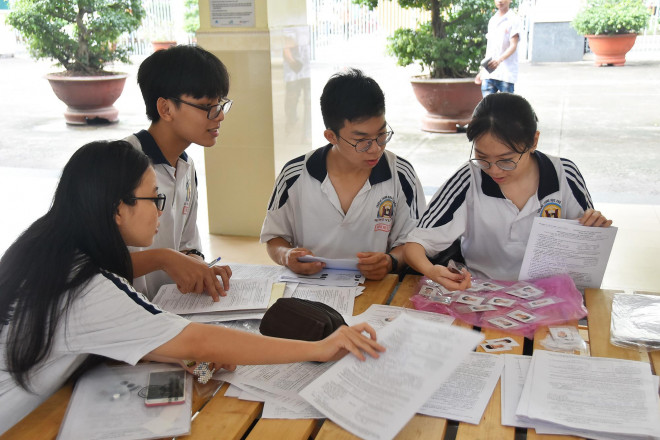 Học sinh Trường THPT Hùng Vương (TP HCM) làm hồ sơ đăng ký nguyện vọng xét tuyển ĐH Ảnh: TẤN THẠNH