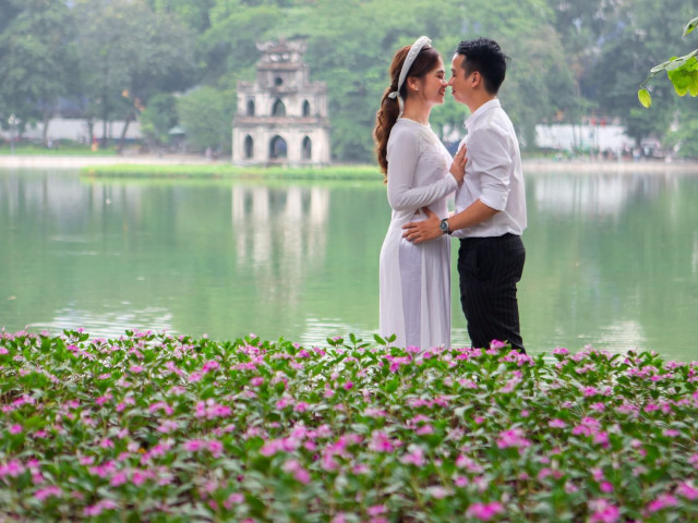 Tin tức trong ngày - Chiêm ngưỡng những thảm hoa đẹp lung linh bên bờ hồ Hoàn Kiếm