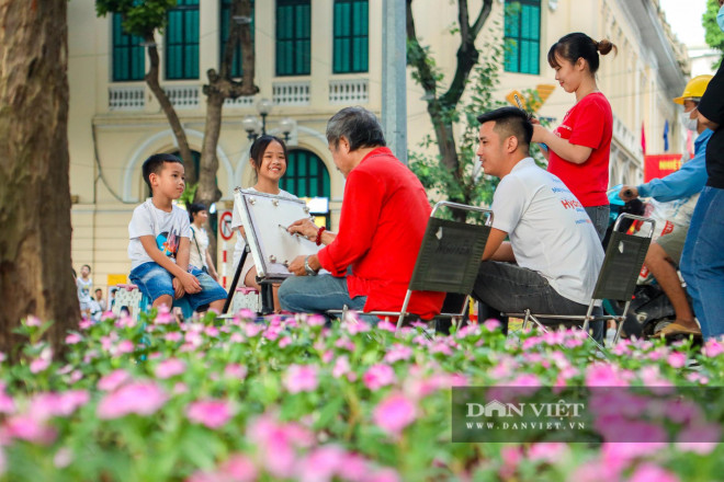 Chị Lan Anh (Nam Từ Liêm, Hà Nội) cho biết rất bất ngờ khi trông thấy những luống hoa mới được trồng ven bờ hồ Hoàn Kiếm. "Nhân dịp phố đi bộ mở cửa lại, tôi cho con nhỏ ra bờ hồ Hoàn Kiếm chơi, không ngờ là sau một thời gian trở lại đây mọi thứ lại thay đổi nhiều đến thế. Vỉa hè được lát mới, hiện đại hơn. Những luống hoa đầy màu sắc mang đến cảm giác thật yên bình", chị Lan Anh nói thêm.