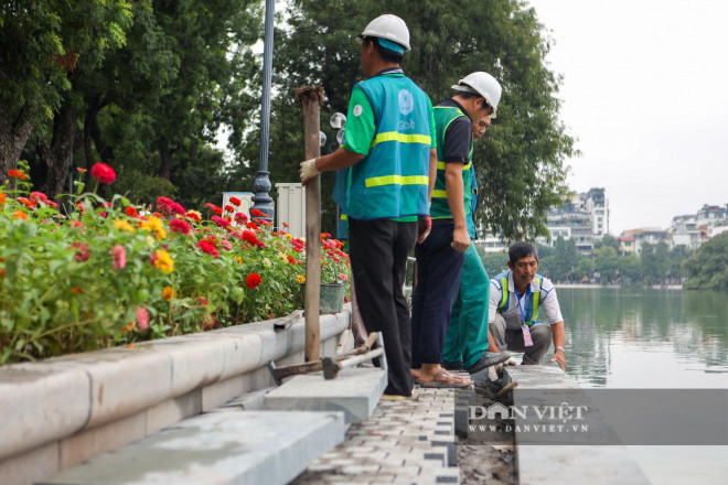 Hạng mục lát đá vỉa hè bằng đá hoa cương với độ bền vĩnh cửu đang được gấp rút hoàn thiện.