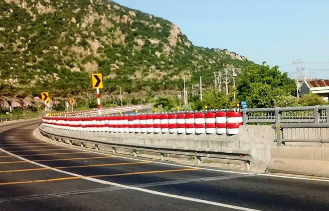 Những đoạn đường cong giảm bớt nguy hiểm nhờ hộ lan bắt mắt