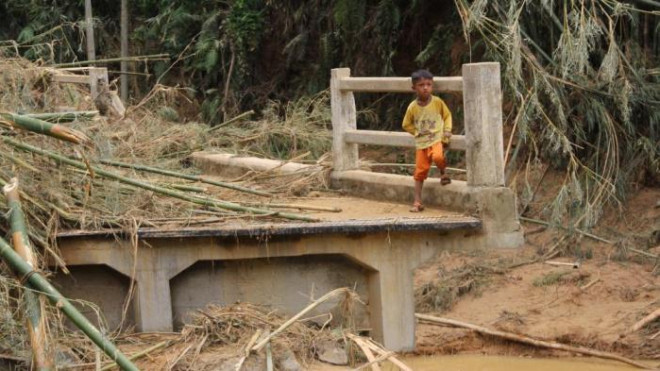 Cầu vào xã A Nông (huyện Tây Giang, tỉnh Quảng Nam) bị trôi gần như hoàn toàn, khiến gần 300 hộ dân bị cô lập trong hơn 4 ngày qua Thôn làng vẫn bị cô lập, cuộc sống người dân khốn khó
