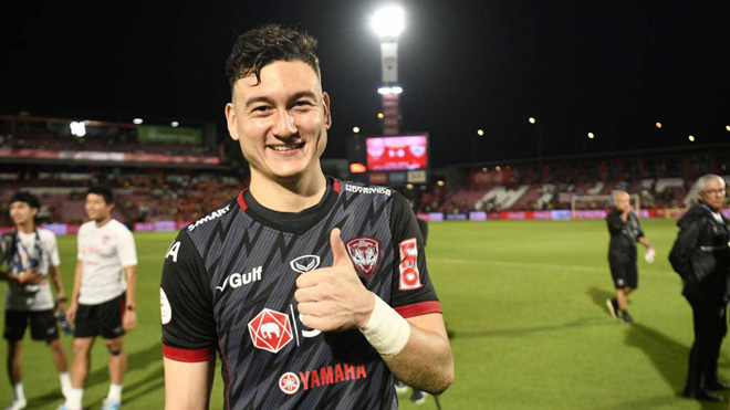Văn Lâm đang thi đấu cho Muangthong United tại Thái Lan